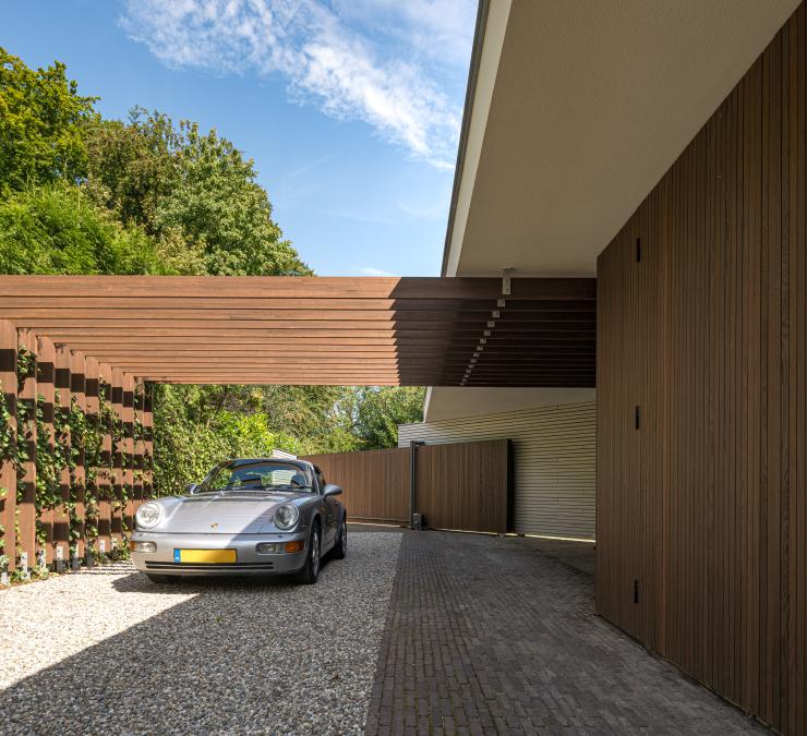 Houten gevelbekleding en houten constructie als carport in HOTwood essen
