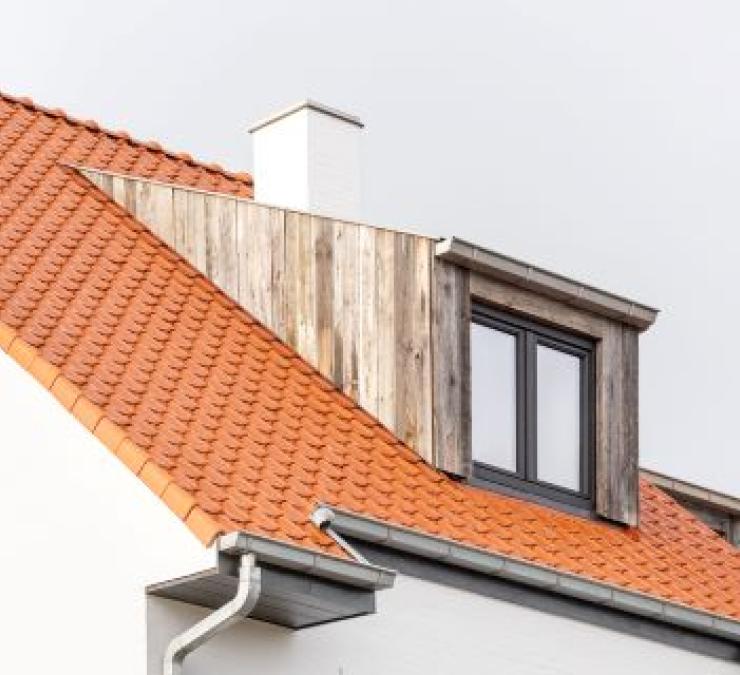 Houtskeletwoning met dakkapel afgewerkt met barnwood