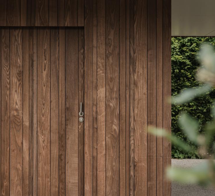 Deur mooi ingewerkt in houten gevelbekleding