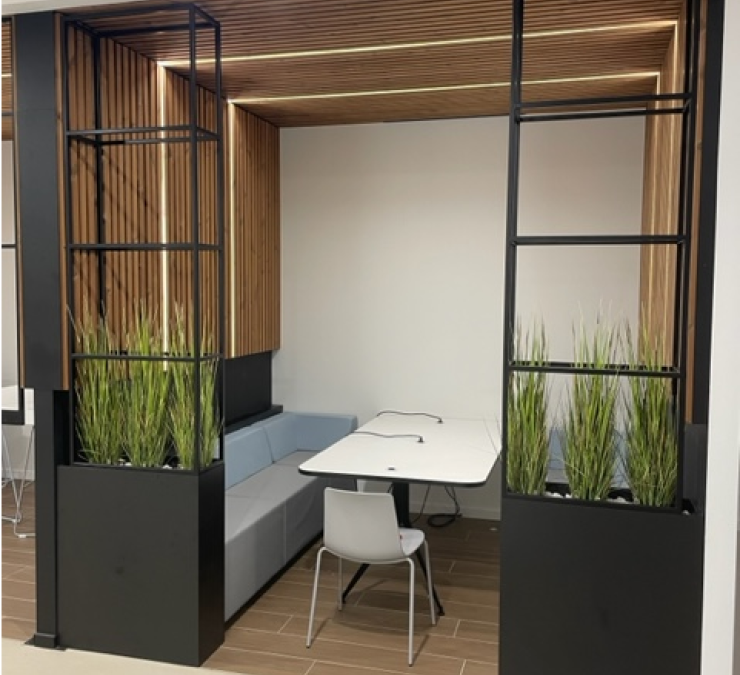 Akoestische plafond- en wandbekleding vermindert galm in werkruimte