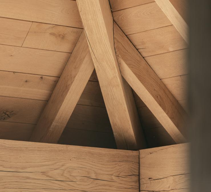 Zichtbaar eiken dakbeschot en eiken balken in klassieke aanbouw
