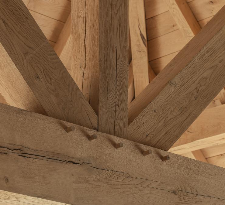 Combinatie van eiken balken en eiken dakbeschot