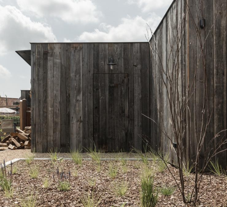 Houten aanbouw bekleed met barnwood