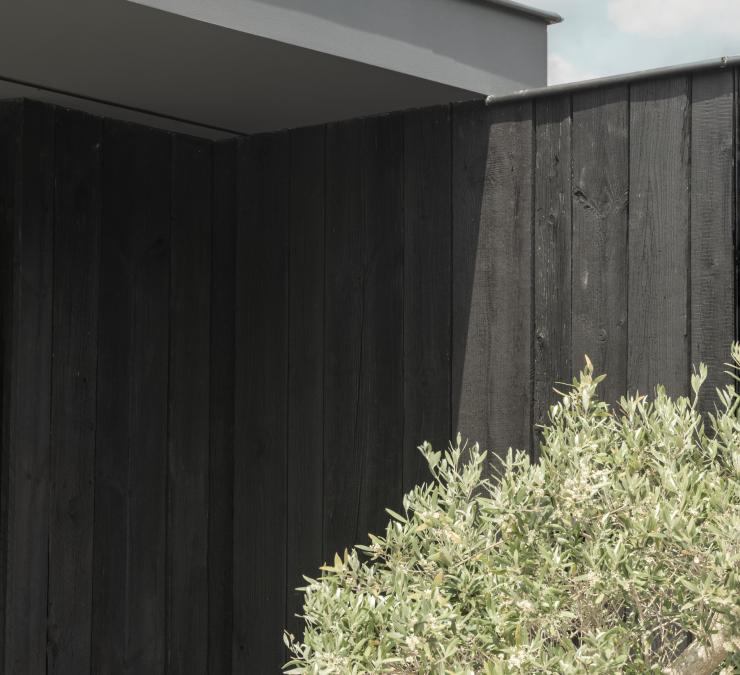 Afsluiting en gevel bekleed met zwart geolied barnwood 
