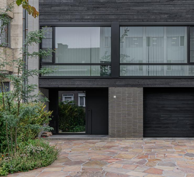Rijwoning met zwart gebrande gevelbekleding