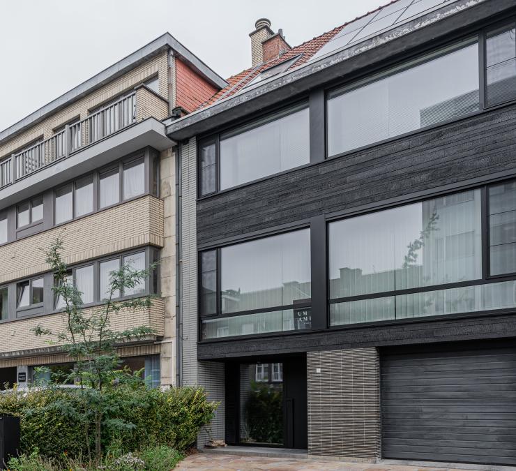 Rijwoning met zwart gebrande gevelbekleding