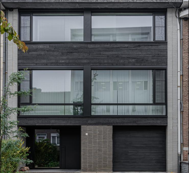Rijwoning met zwart gebrande gevelbekleding