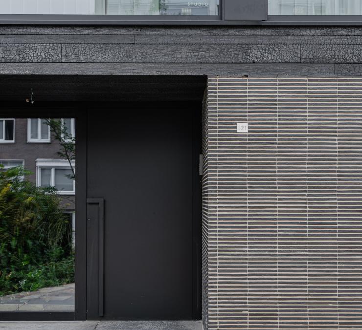 Rijwoning met zwart gebrande gevelbekleding