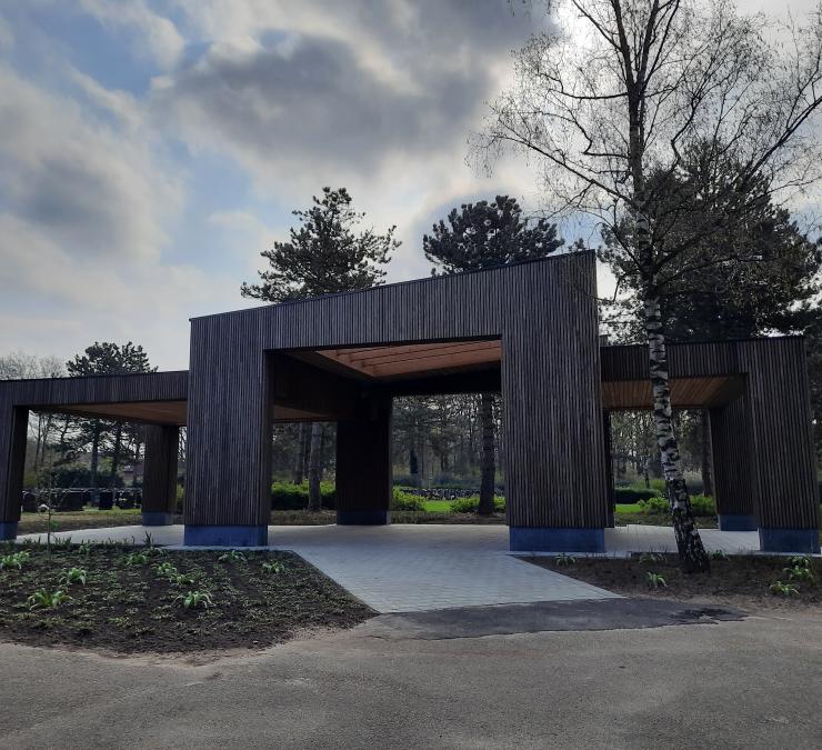 Wood-clad farewell space at cemetery