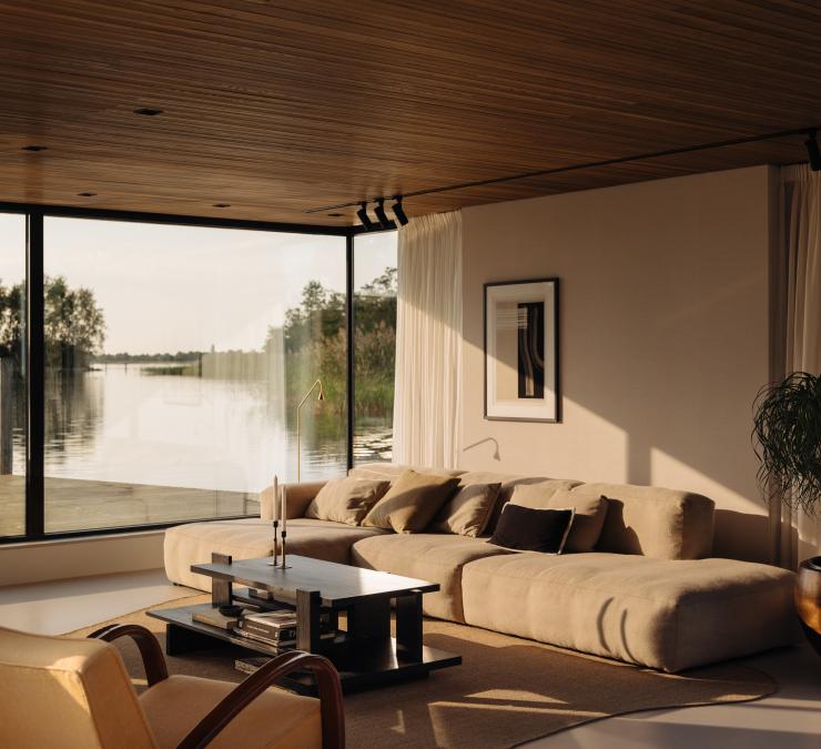 Die Holzdecke verleiht dem Wohnzimmer einen warmen Charakter