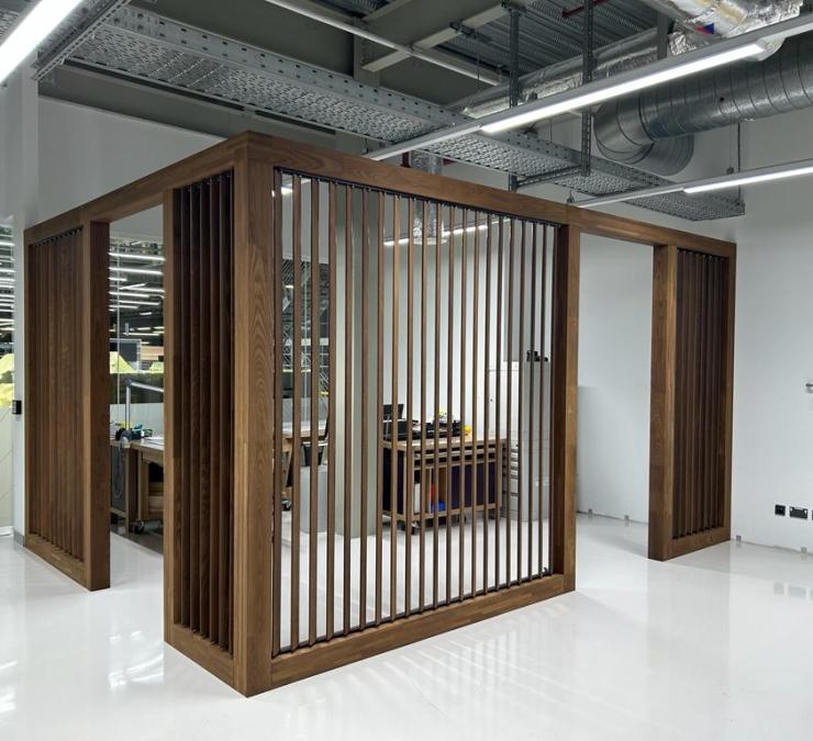 Kantoorruimte afgebakend met houten roomdivider met beweegbare lamellen