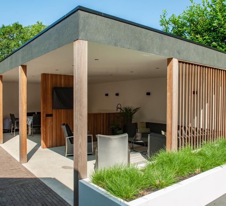 Houten shutters als zijwand in terrasoverkapping