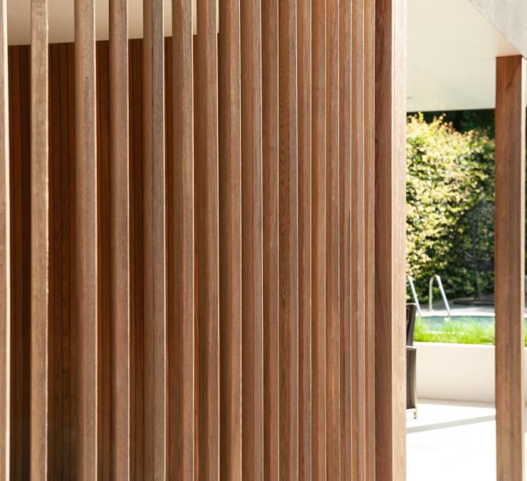 Houten shutters creëren warmte en bescherming in bijgebouw