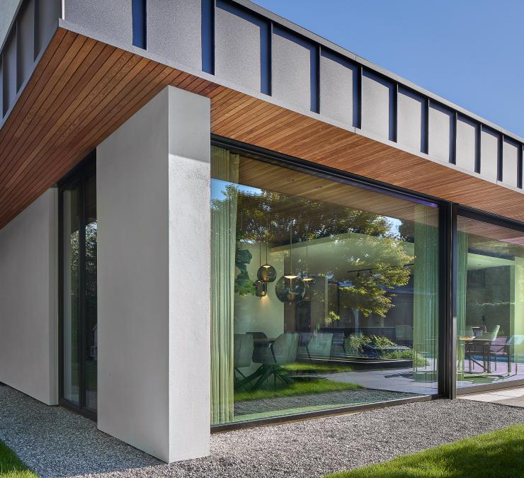 Houten plafond loopt door van binnen naar buiten in oversteek