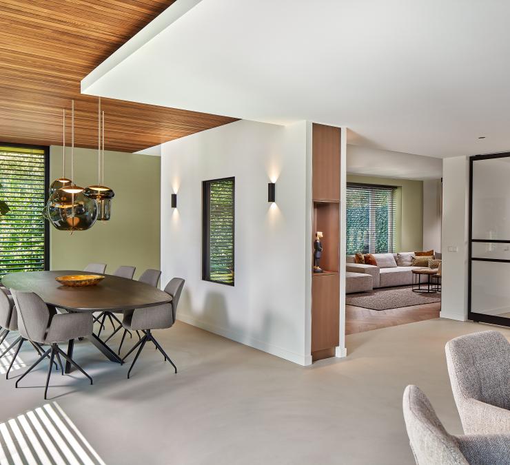 Thermisch essen plafond contrasteert mooi met witte muren