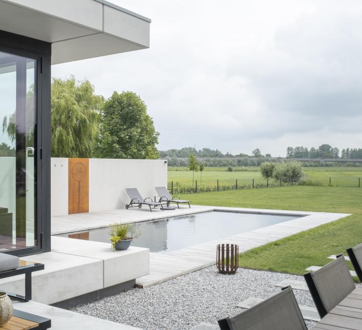 Zwembad omringd met houten vlonder in thermisch essen
