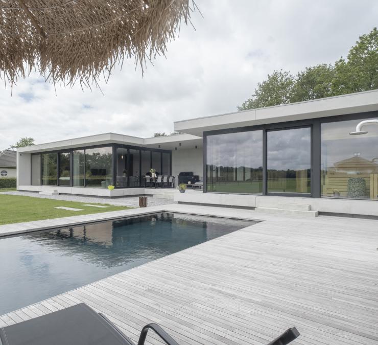 Mooi vergrijsd houten terras rondom zwembad in HOTwood essen Open line