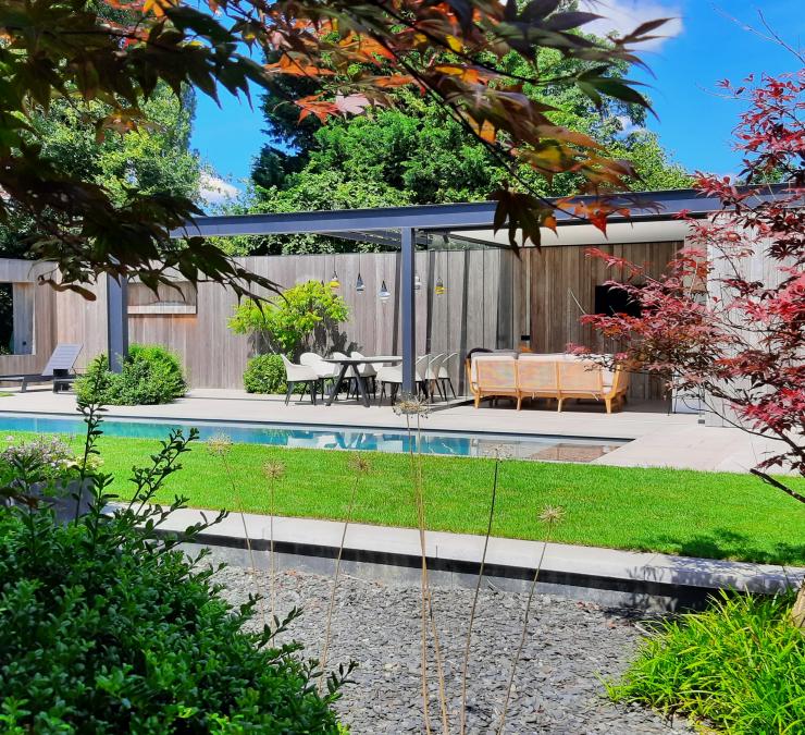 Moderne poolhouse in tuin met zwembad