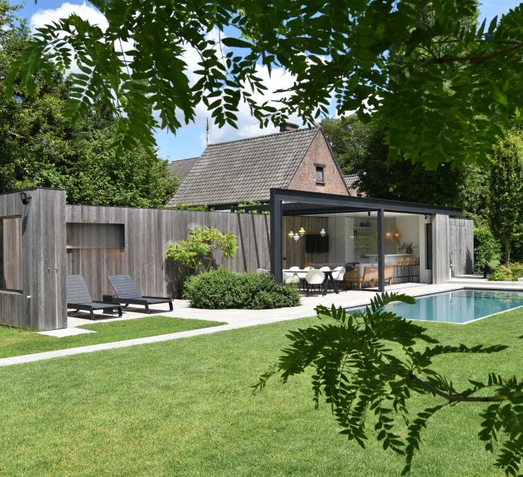 Houten bijgebouw met poolhouse, tuinberging en omheind terras