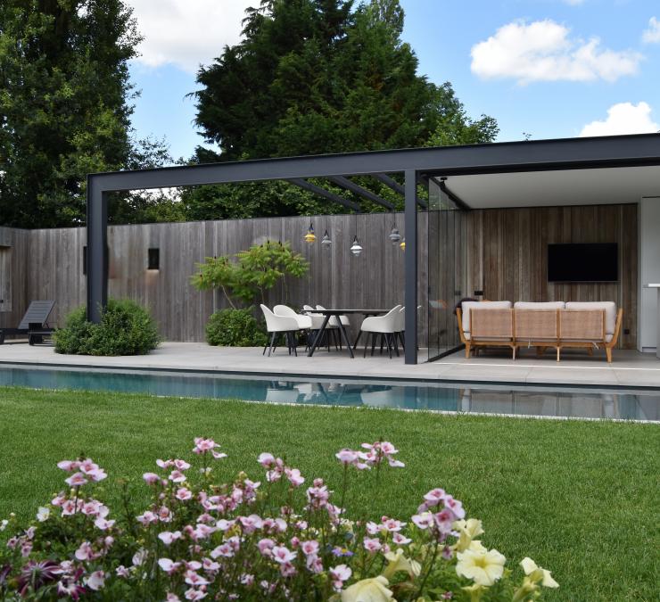Moderne poolhouse met aansluitende tuinwand in thermisch essen