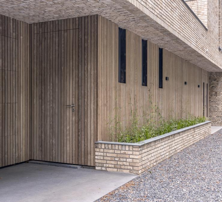 Kleur houten gevelbekleding is mooi afgestemd op kleur robuuste baksteen