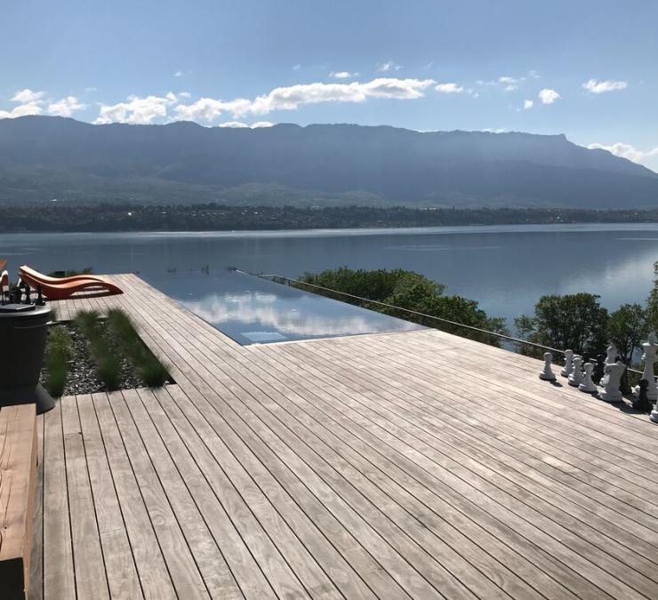 Rooftopterras in Kebony met zicht op Lac du Bourget