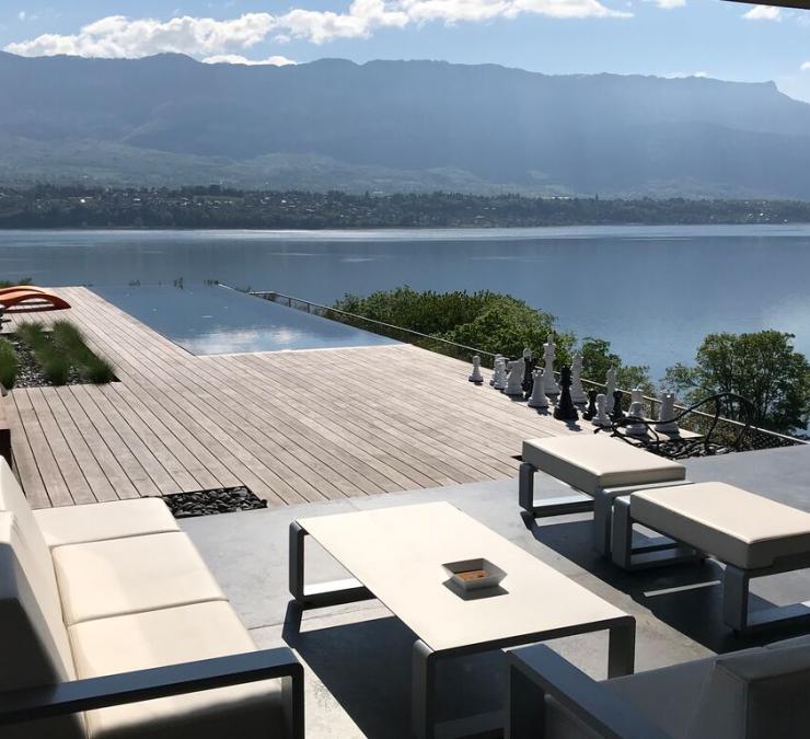 Prachtig vergrijsd Kebony terras met zicht op meer in Aix-les-Bains