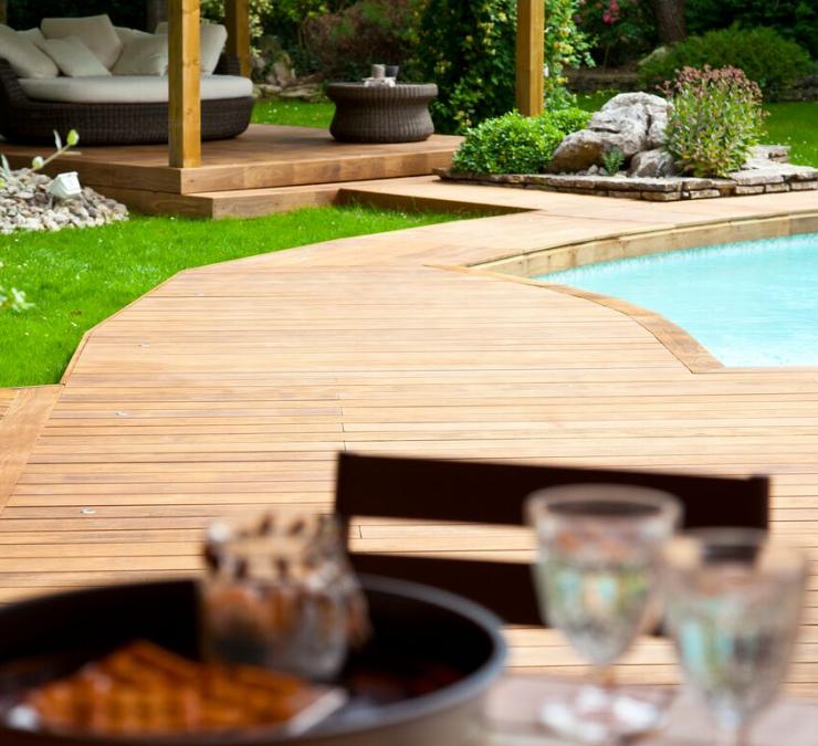 Kebony terras rondom zwembad privéwoning