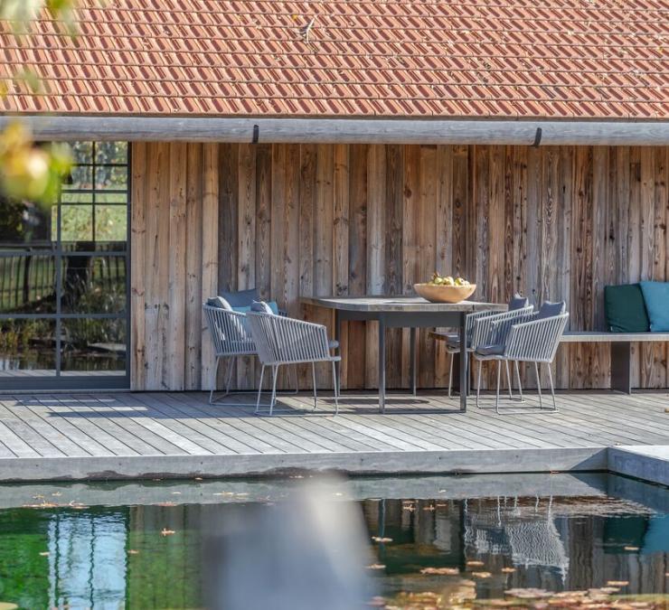 Vergrijsd Kebony terras in combinatie met Barnwood gevelbekleding