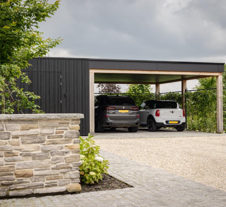 Moderne carport met eiken balken als frame