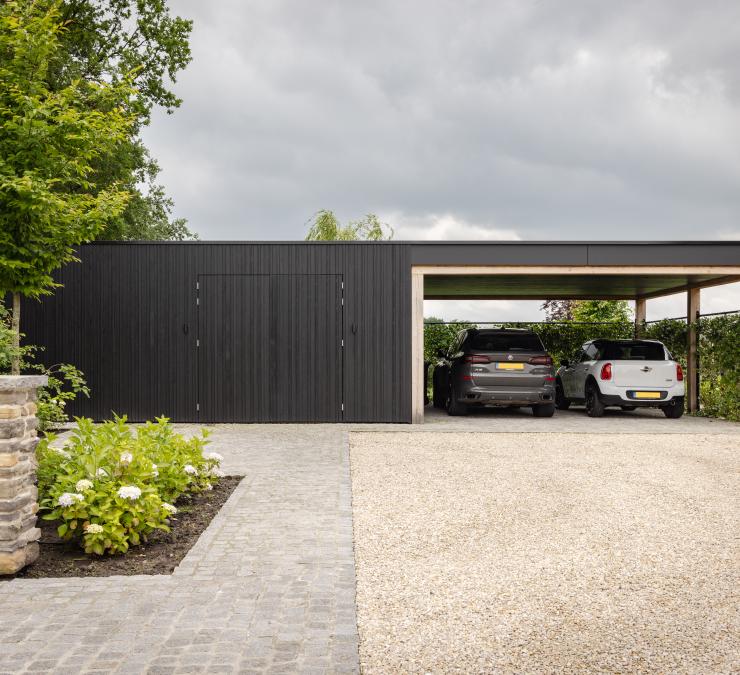 Moderne carport met tuinberging in zwart hout