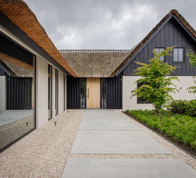Prachtige renovatie met zwart-wit gevel 