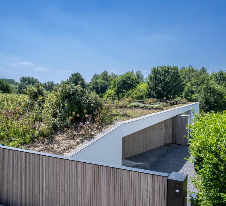 Modern architecture using the Fine line profile in thermo ash creates a harmonious ensemble