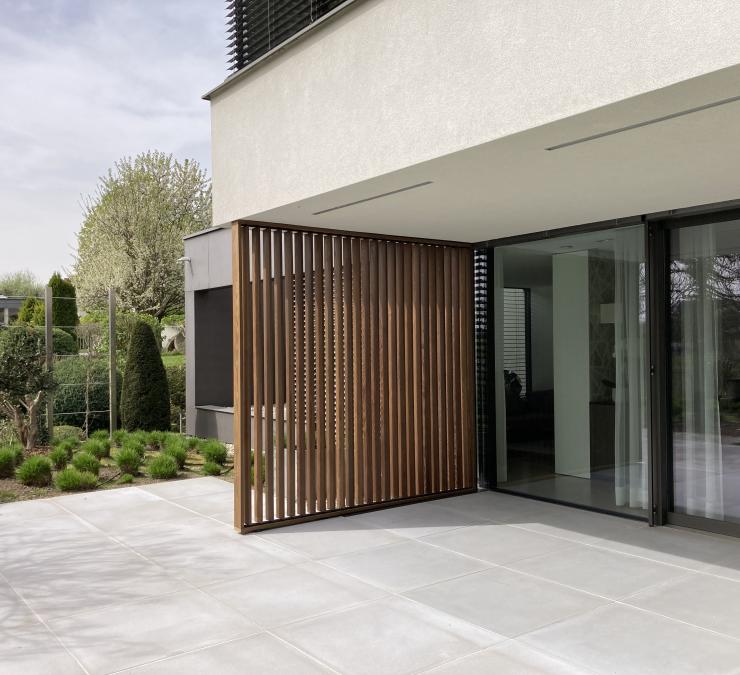 Houten shutter met beweegbare lamellen voor privacy en bescherming op terras woning