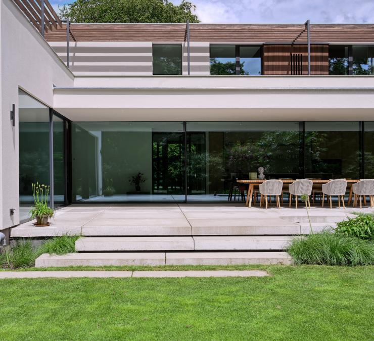 Houten zonneluifel als zonwering bij moderne villa 
