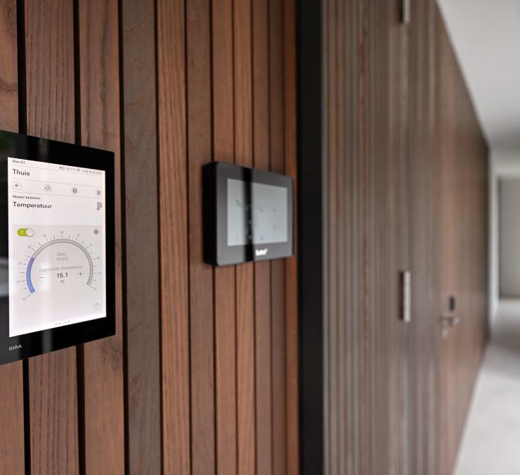 Prachtige houten wand met verticale latten geolied in Ipé