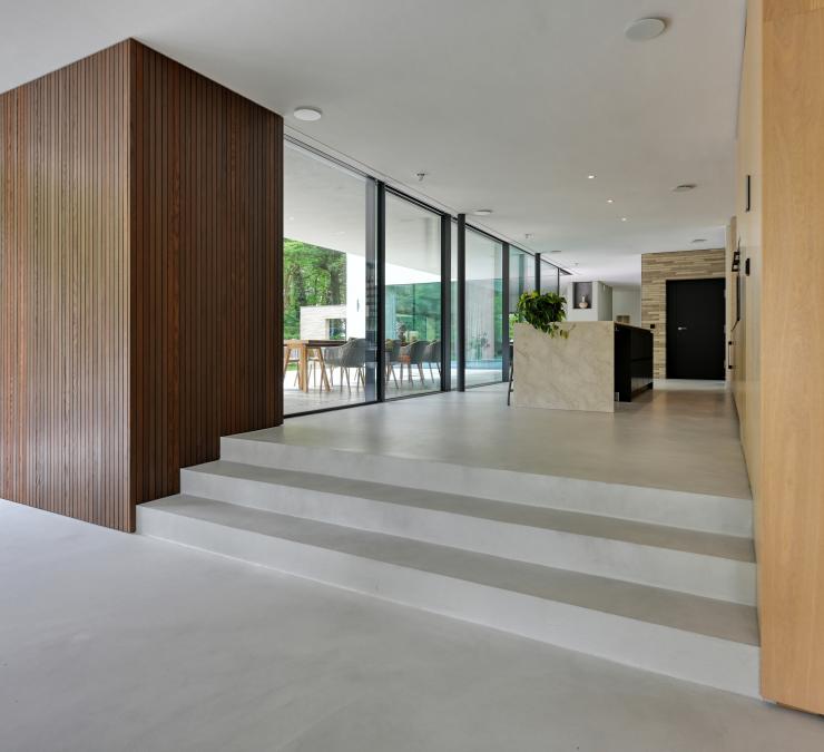 Mooi contrast tussen eiken keuken en thermisch essen wandbekleding in Ipé-kleur