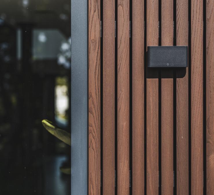 Gevelbekleding met houten latten geolied in Bison Brown