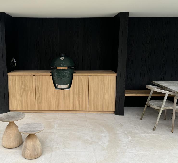 Eiken buitenkeuken op maat onder zwarte houten overkapping