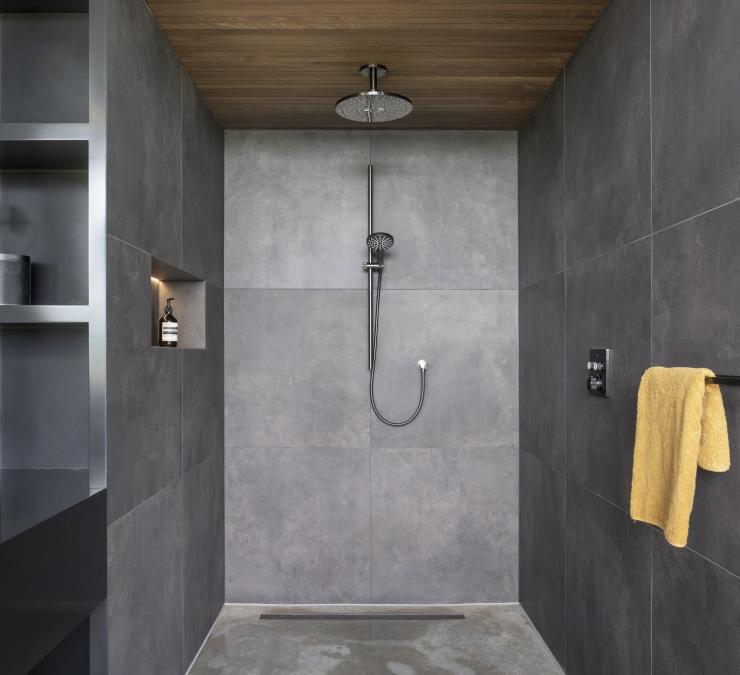 Regendouche met houten plafond in thermisch essen