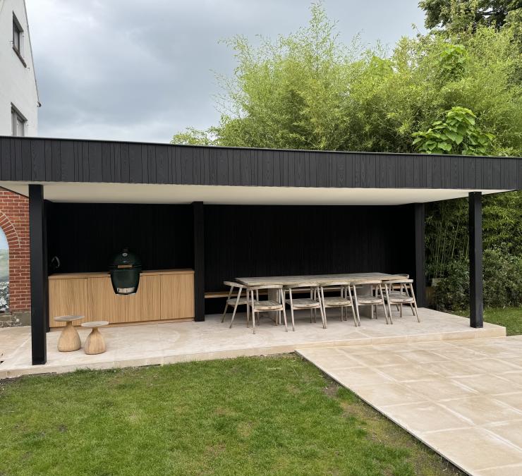 Overkapping met zwarte gevelbekleding in wisselende breedtes