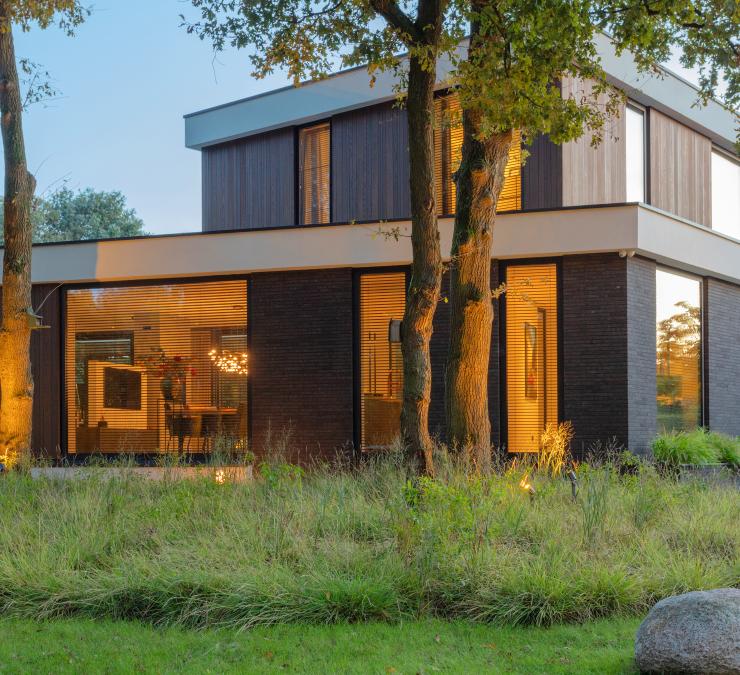 Eigentijdse woning met warme look dankzij houten gevelbekleding