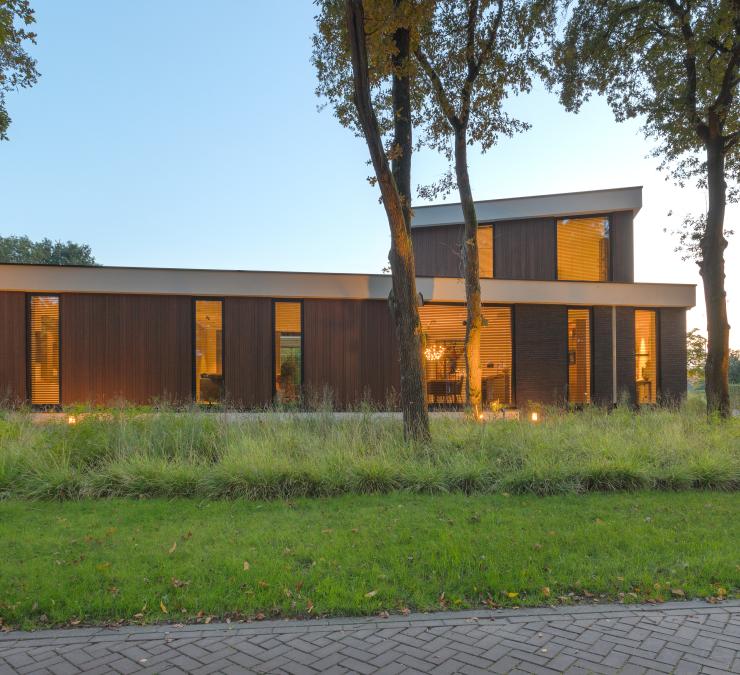 Eigentijdse woning met houten gevelbekleding in wisselende breedtes
