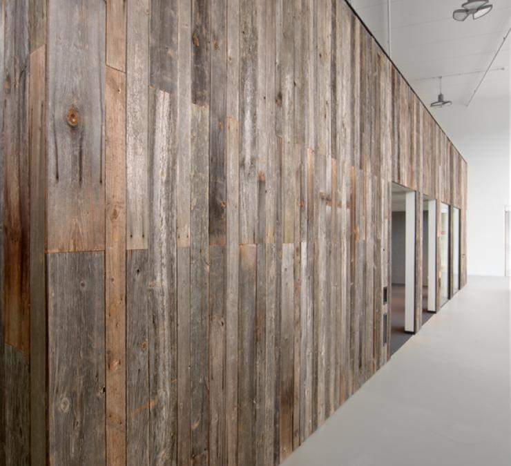 Prachtige wand in barnwood binnen witte kantoorruimte