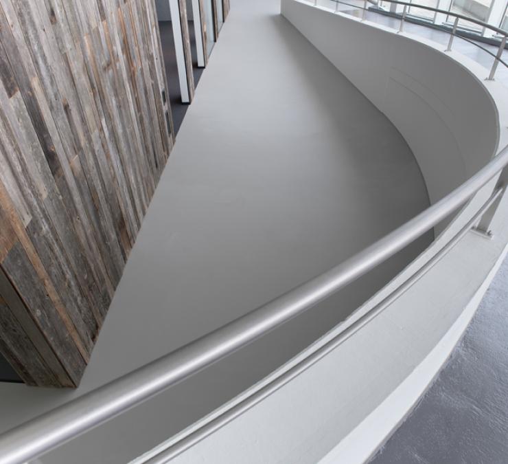 Natuurlijk accent van hout binnen strakke, witte omgeving