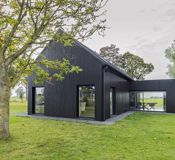 Houten aanbouw met zwarte gevelbekleding in thermisch naaldhout Plus line QC