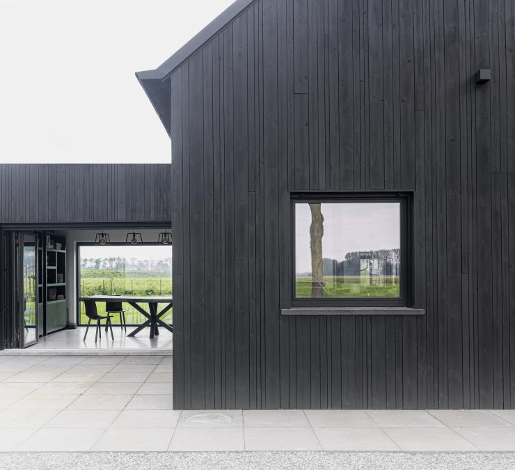 Gevel uitbreiding bestaand woonhuis uitgevoerd in zwart geolied naaldhout