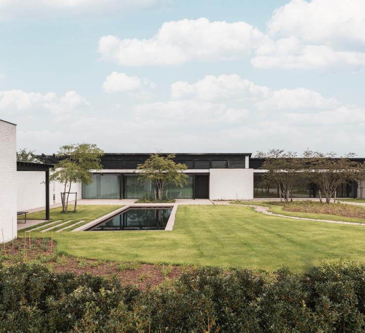Minimalistische villa in zwart-wit opgetrokken in CLT