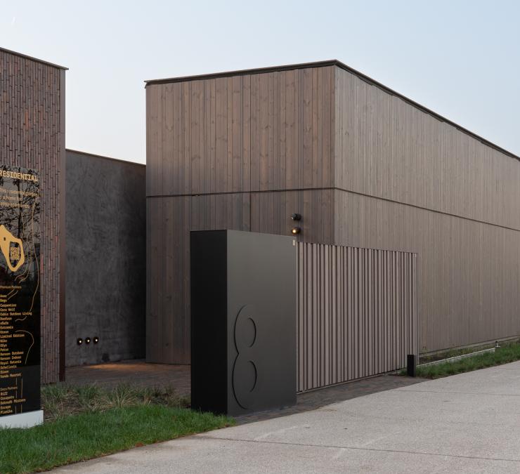 Harmonisch geheel tussen schuifpoort en gevelbekleding in kleur taupe