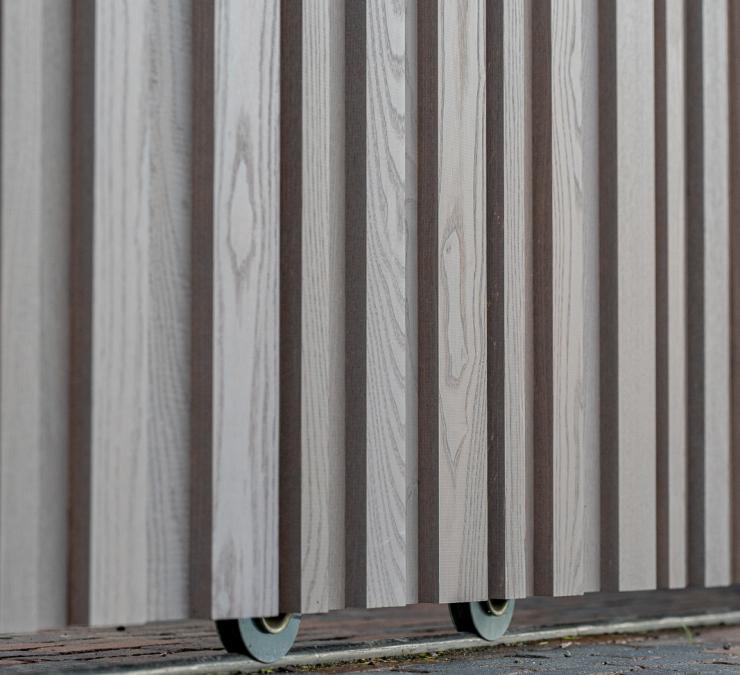 Detail automatische houten schuifpoort 